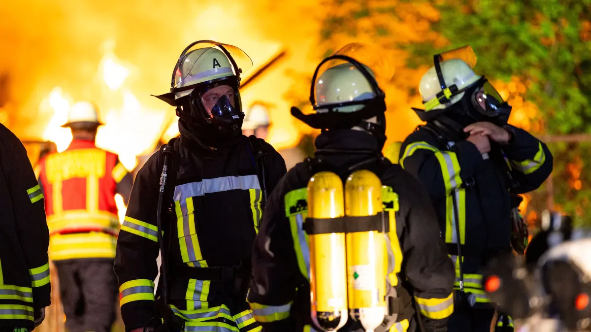 In der Nacht zum Sonntag stand in Briesen ein Nebengebäude in vollen Flammen. Aufgrund der dichten Rauchwolke mussten die Feuerwehrleute unter schwerem Atemschutz arbeiten.