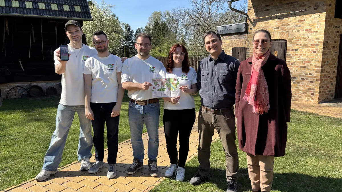 Das Team von SorbIT stellte auf dem Njepila Hof in Rohne die App "Phoenyks Guide" vor. Entwickelt wurde der Guide von der Firma Wezit am Standort Berlin. V.l.n.r.: Shawn Bartsch, Lennart Höhne, Jan Richter, Saskia Brosius, Konrad Ukens, Anne Sophie Lanier