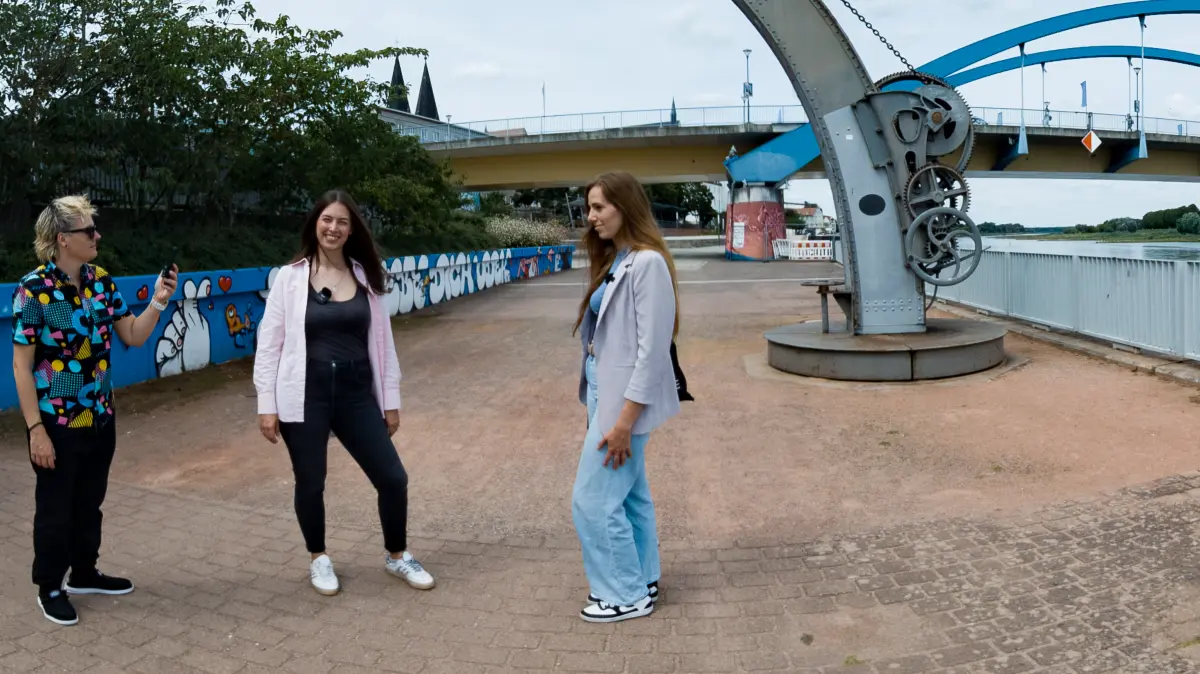 Inhalte für alle Plattformen mitgedacht: Kultur-Reporterin Janine Reinschmidt interviewt Passanten an der Stadtbrücke in Frankfurt (Oder), während sie von ihrer Kollegin Jasmin Brünnecke videografisch begleitet wird.