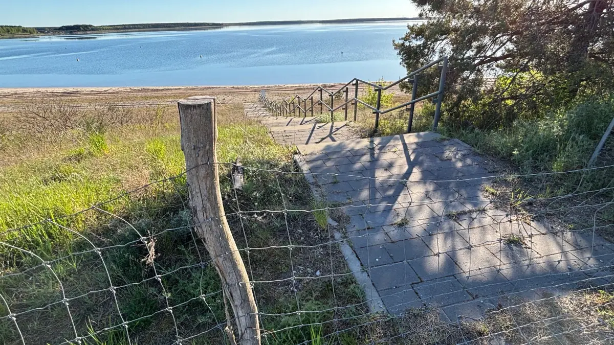 Der Sedlitzer See ist zwar seit Ende April freigegeben, doch nach wie vor verhindert Anfang Mai ein Zaun den Zugang zum Strand in Lieske.
