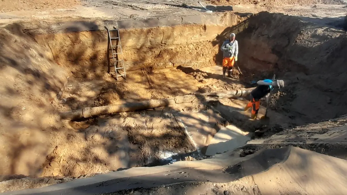 Blick in die Baugrube des neuerlichen Wasserrohrbruchs der Trinkwasserleitung vom Wasserwerk Merzdorf nach Wainsdorf.