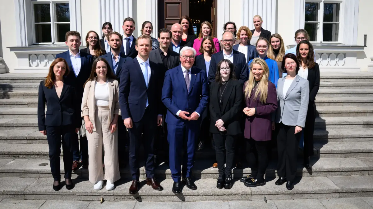 Bundespräsident Frank-Walter Steinmeier (Mitte) nach einem Gespräch mit rund 20 Journalistinnen und Journalisten von Lokalzeitungen anlässlich des Tages des Lokaljournalismus vor dem Schloss Bellevue. Auch die Märkische Oderzeitung ist Vertreten.
