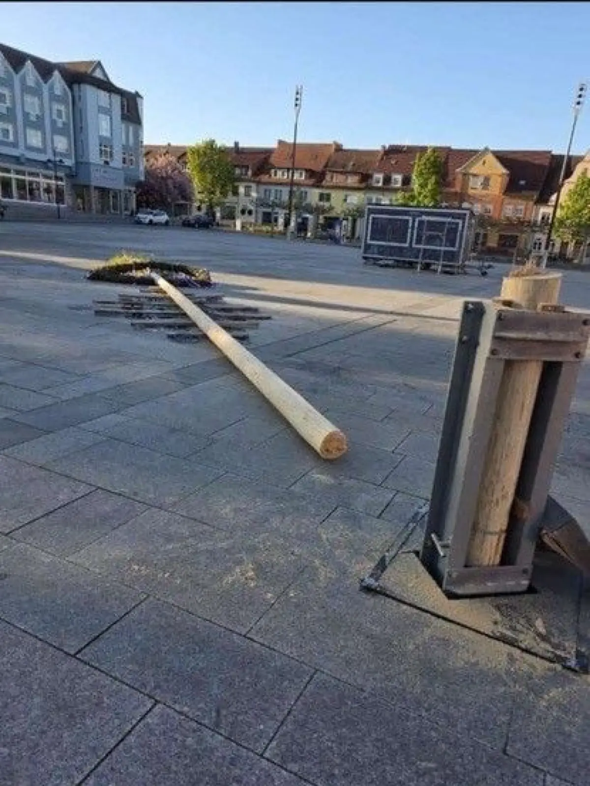 Am Morgen des 01. Mai lag der Maibaum abgesägt auf dem Lübbener Marktplatz. Die Täter sind unbekannt.