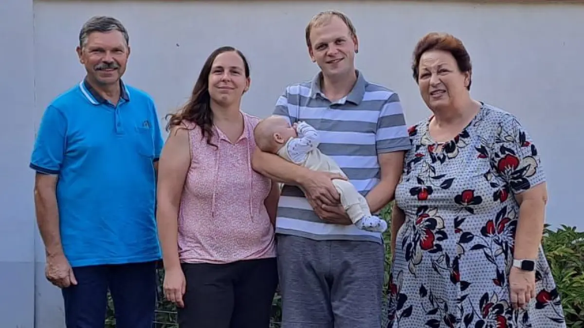 Ortschronist Frank Uwe Mittelstädt (li.) begrüßt mit Mama Katrin und Papa Thoams Kipp Söhnchen Edgar Wunderlich im Beisein von Cordula Mittelstädt, Vereinsvorsitzende vom Kinderland Dollenchen e. V.