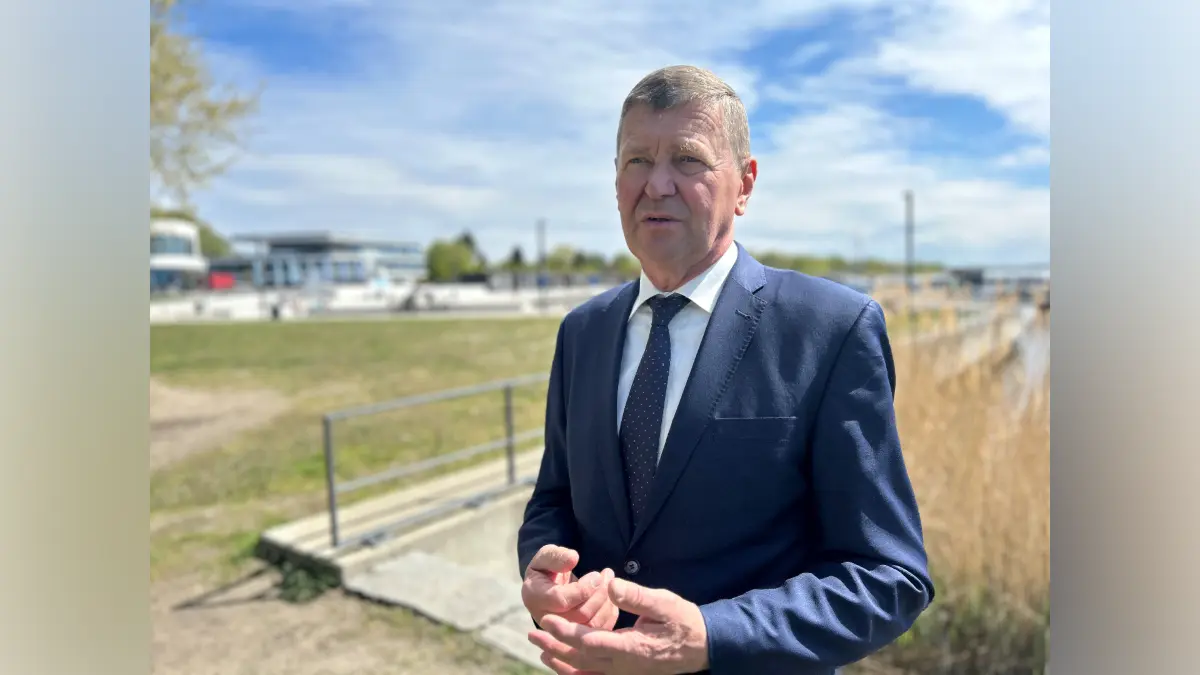 Siegurd Heinze am Stadthafen in Senftenberg – einem seiner Lieblingsorte. Von der Kreisverwaltung ist der See keine zwei Minuten entfernt. Der Landrat von Oberspreewald-Lausitz hat hier gern seine Runden gedreht, und will das auch weiter tun.