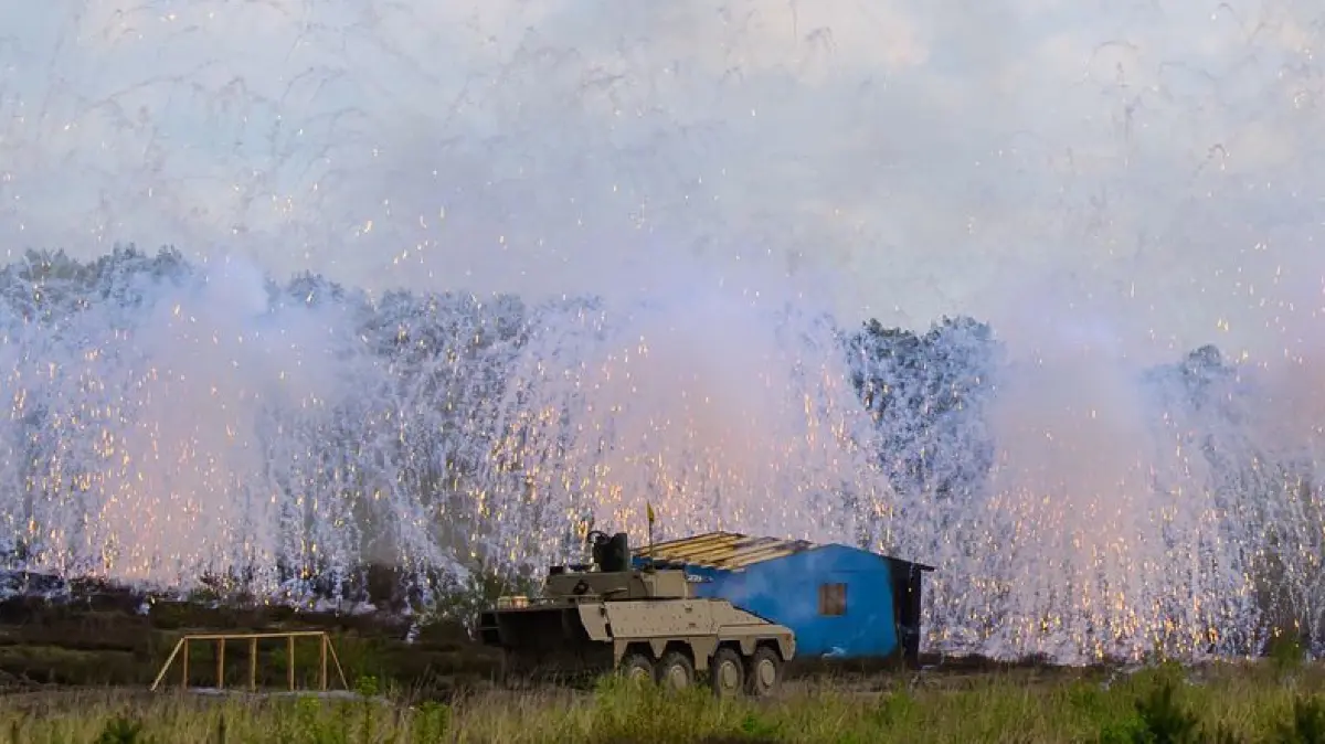 Bundeswehr Fähigkeitsdarstellung: 04.05.2026, Niedersachsen, Munster: Ein Radpanzer vom Typ Boxer wirft während einer Fähigkeitsdarstellung Rauchgranaten als Sichtschutz aus. Foto: Philipp Schulze/dpa +++ dpa-Bildfunk +++