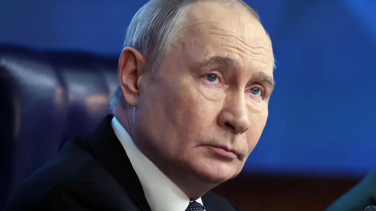 Russland verkündet Waffenruhe für 8. und 9. Ma: ARCHIV - 17.12.2025, Russland, Moskau: Der russische Präsident Wladimir Putin nimmt an der jährlichen Vorstandssitzung des Verteidigungsministeriums in Moskau teil. (zu dpa: «Russland verkündet Waffenruhe für 8. und 9. Mai») Foto: Alexander Kazakov/Pool Sputnik Kremlin via AP/dpa +++ dpa-Bildfunk +++