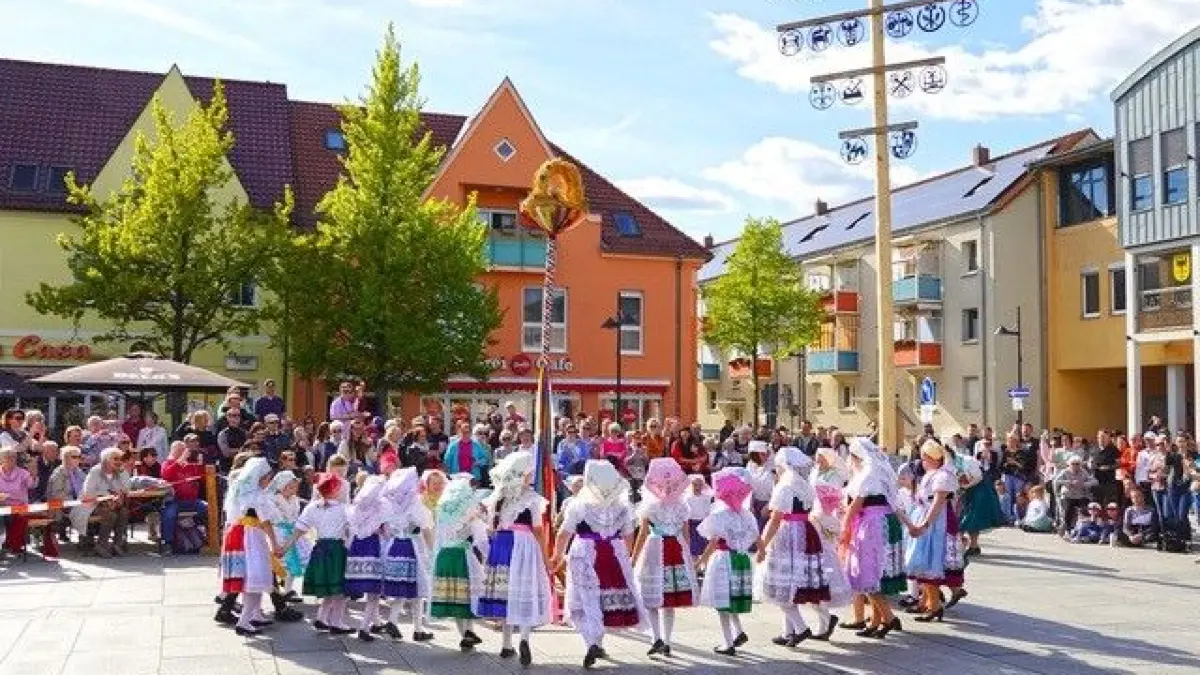 Da stand er noch in voller Pracht. Der Maibaum auf dem Marktplatz mitten in Lübben.