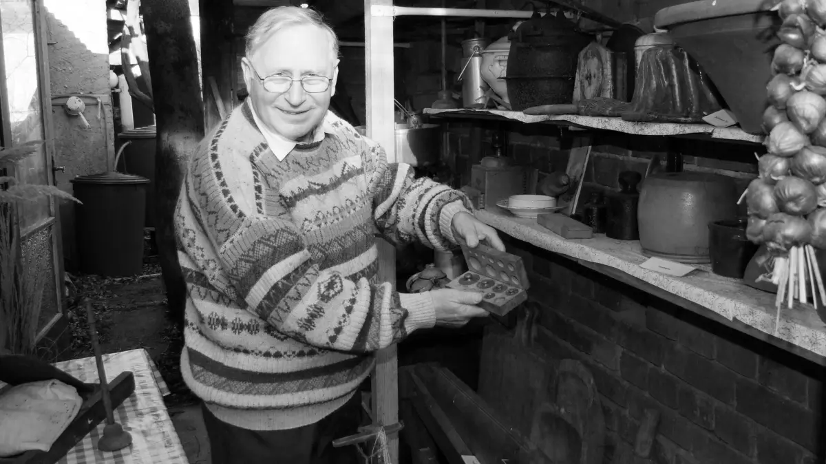 Siegfried Janzen ganz in seinem Element: Er zeigt Sammlungsstücke aus Spreewälder Haushalten.
