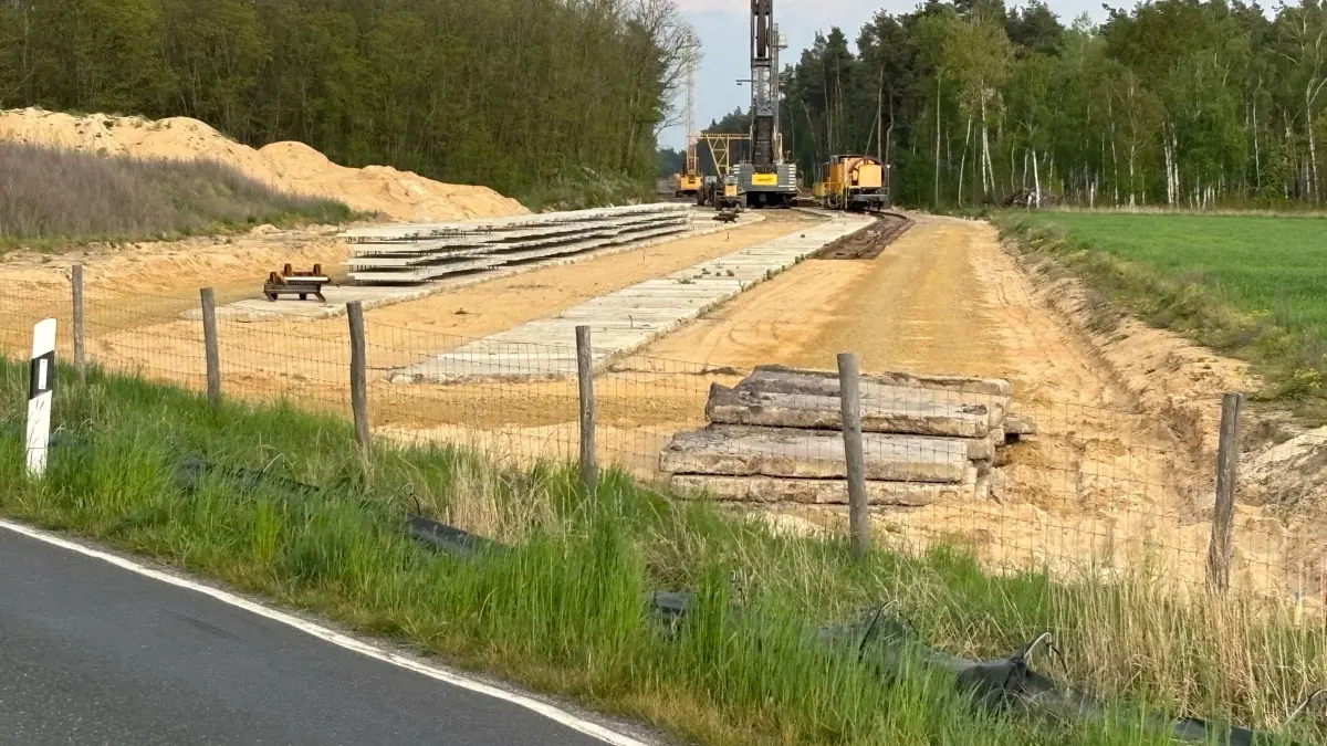 Ziemlich nahe ist die Dichtwand-Baustelle bereits an diese Straße herangerückt. Die Trasse, die vom OSL-Kreis in den SPN-Kreis führt, wird für längere Zeit gesperrt werden müssen.