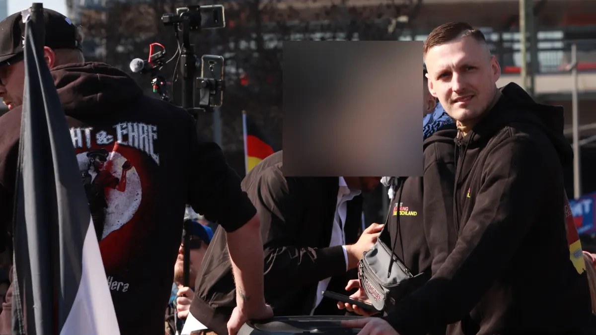 Zwischen Reichsflaggen und Deutschlandfahnen: Maximilian Fritsche auf der Demonstration im März des Jahrs 2025 in Berlin.