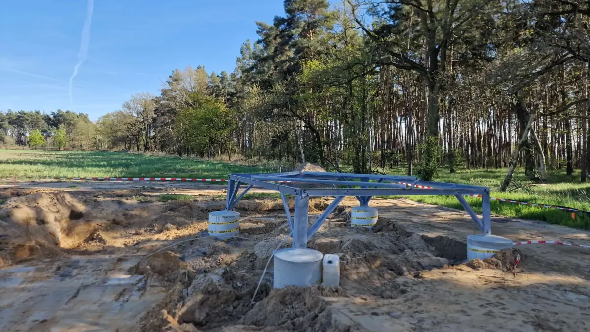 Das Fundament für den geplanten Mobilfunkmast auf der Gemarkung Großrössen zwischen Beyern und Falkenberg/Elster steht bereits.