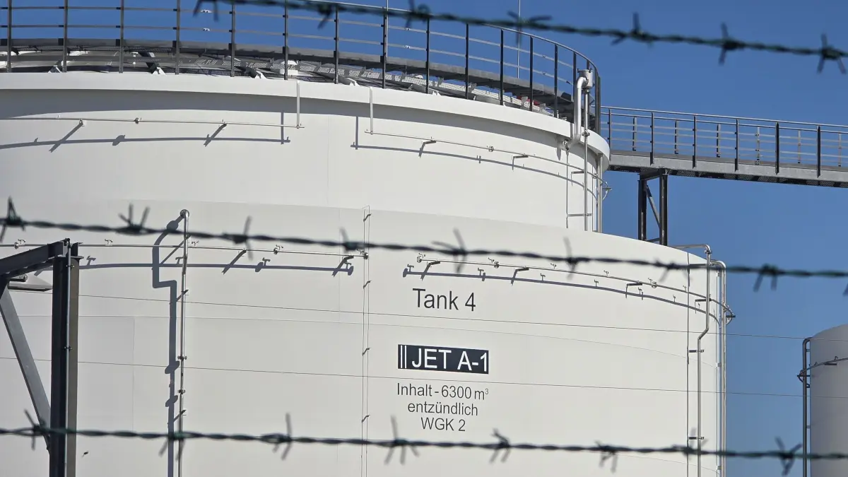 Kerosin-Tanks mit Treibstoff für die Flugzeuge am Flughafen BER