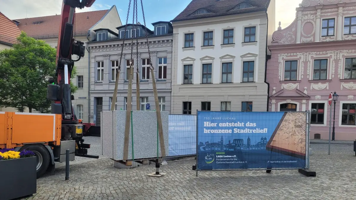 Der Sockel ist da. Die Firma Matthäi hat ihn geliefert. Kommt das Luckauer Relief pünktlich zum Jubiläum?