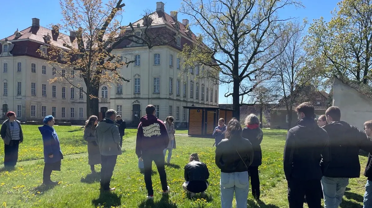Architektur-Studenten verschiedener Hochschulen am Barockschloss Martinskirchen. Sie wollen Konzepte für den Erhalt und die Nachnutzung des Hauptgebäudes und der Nebenanlagen erarbeiten.
