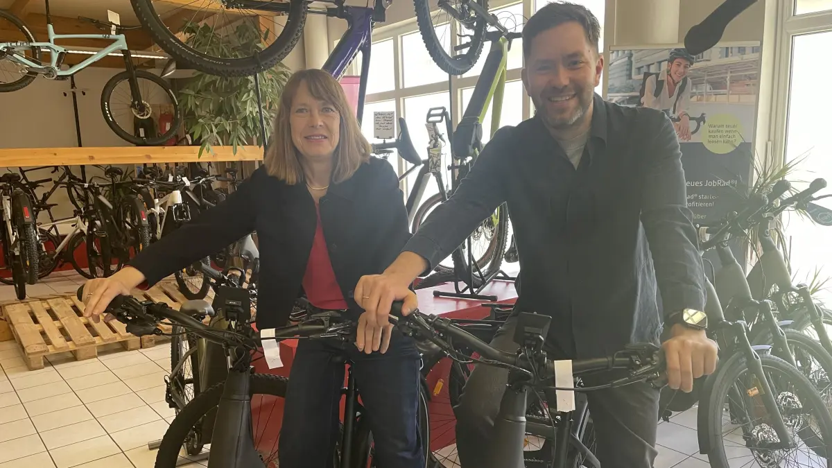 Stefanie Winter ist die Chefin von Kessel Zweirad in Massen (bei Finsterwalde). Sohn Julian soll später die Firma übernehmen. Beide geben Tipps für den Fahrradkauf.