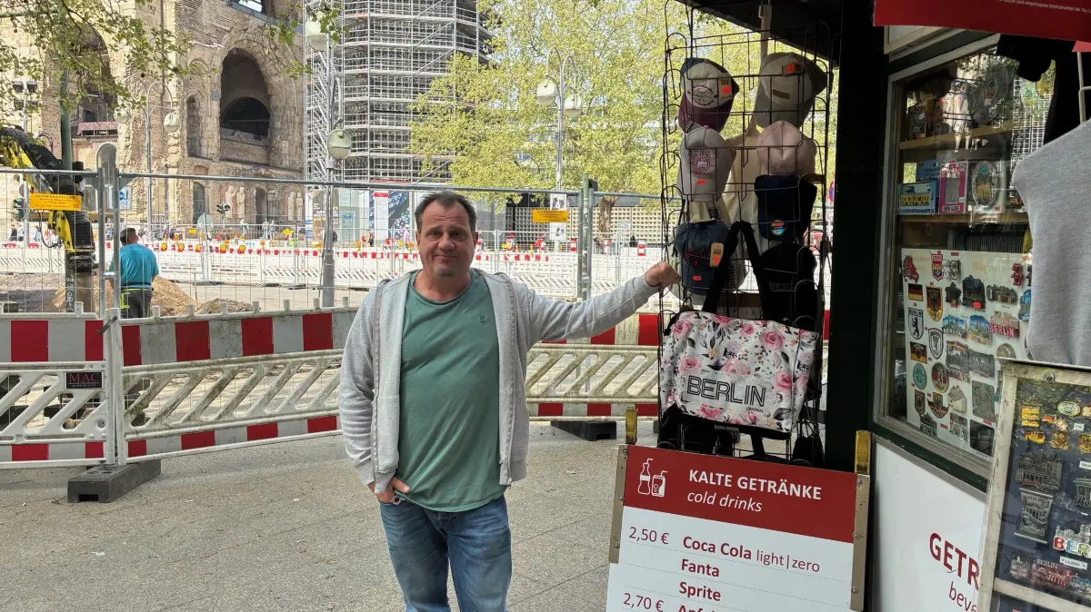 Sven Schlicht verkauft am Breitscheidplatz Souvenirsund Getränke. Direkt neben seinem Kiosk haben vor kurzem die Bauarbeiten für die neuen Schutzanlagen gegen Terrorangriffe und Amokfahrten begonnen.