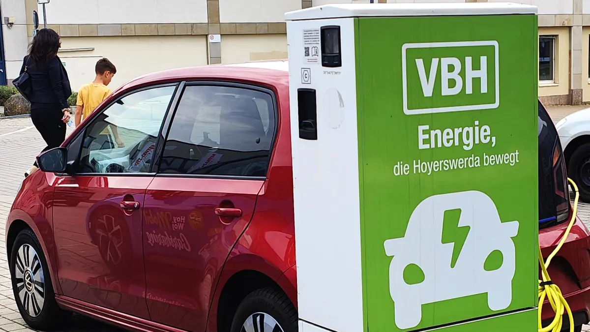 Am Lausitzer Platz können mehrere E-Ladesäulen genutzt werden. Trotz des Logos der Versorgungsbetriebe Hoyerswerda ist die SachsenEnergie AG seit wenigen Wochen der Betreiber.