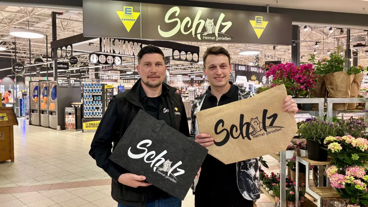 Nico Vater (r.) ist der Inhaber des neuen Edeka-Marktes Scholz in der Spree-Galerie in Cottbus. Gemeinsam mit dem künftigen Marktleiter Sanny Haupt und einem jungen Team will er den neuen Standort an den Start bringen.
