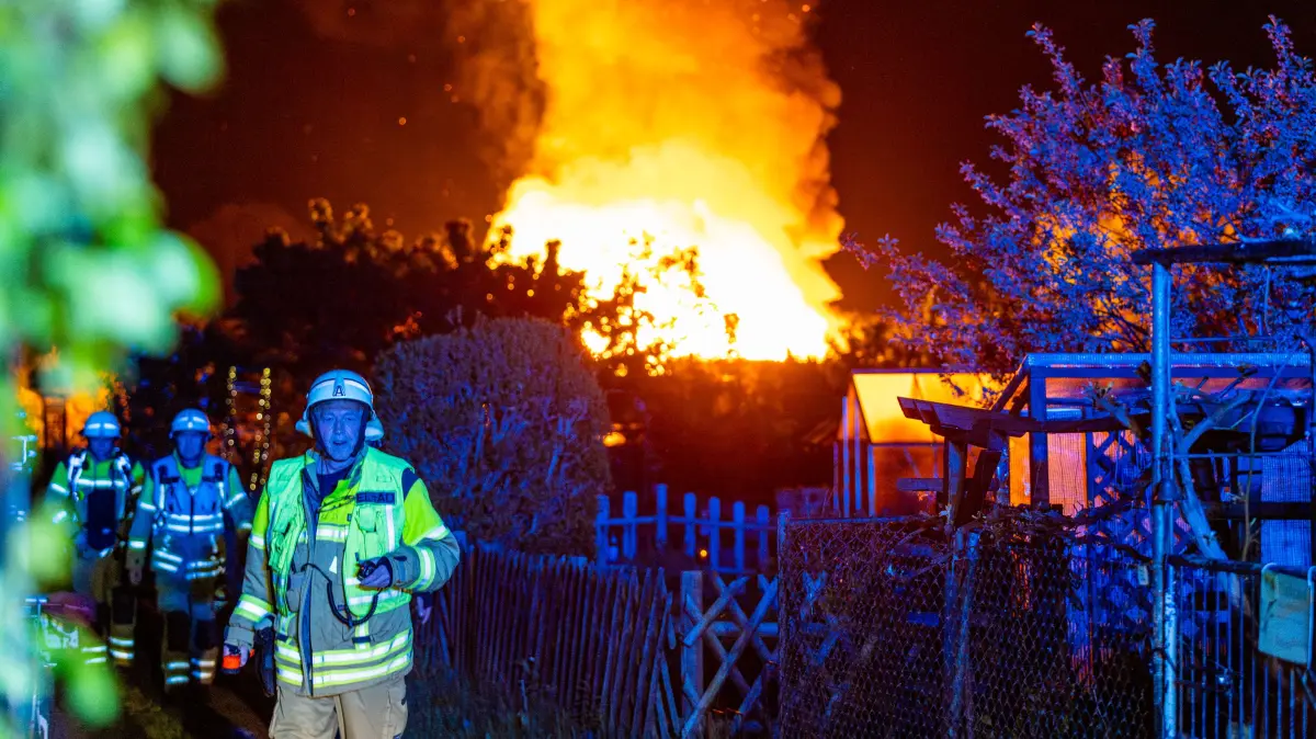 Die Feuerwehr war in der Nacht zum Dienstag (5. Mai 2026) im Einsatz und musste einen Vollbrand in einer Laube in einer Gartenanlage in Ströbitz löschen.