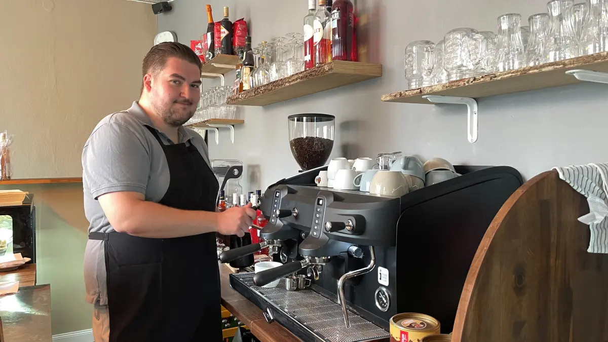 Das neue Kaffeehaus54 ist am Dienstagvormittag voll. Betreiber Andre Schiró hat alle Hände voll zu tun.