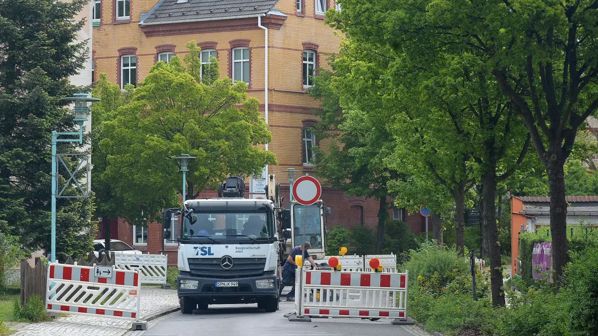 In Spremberg ist die Pfortenstraße derzeit für die Durchfahrt gesperrt. Die Baustelle ist klein, aber Teil eines großen Plans.