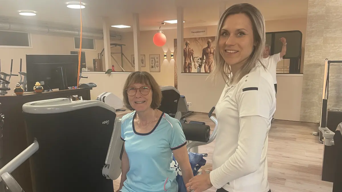 Doris Ecknigk (l.) trainiert im Rahmen des neuen Rücken-Projektes im Gesundheitsstudio Sano in Finsterwalde. Ihr zur Seite steht Monika Friedrich. Sie erklärt, worauf es ankommt. Die Teilnahme ist noch möglich.