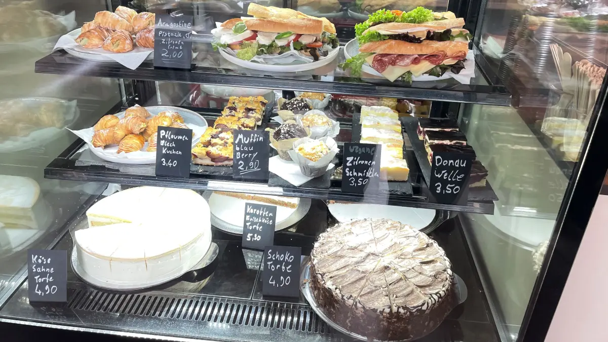 Kuchen und Sandwiches im Kaffeehaus54 in Königs Wusterhausen. Der Renner ist eine neapolitanische Süßspeise.