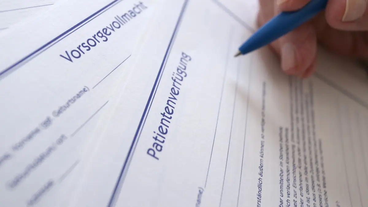 Vorsorge für das Alter: ILLUSTRATION - 28.12.2018, Bayern, Würzburg: Beispiel Vorsorgevollmacht und Patientenverfügung. (zu dpa: «Rund 7.000 Vorsorgedokumente in Brandenburg im Jahr erfasst») Foto: Karl-Josef Hildenbrand/dpa/dpa-tmn +++ dpa-Bildfunk +++