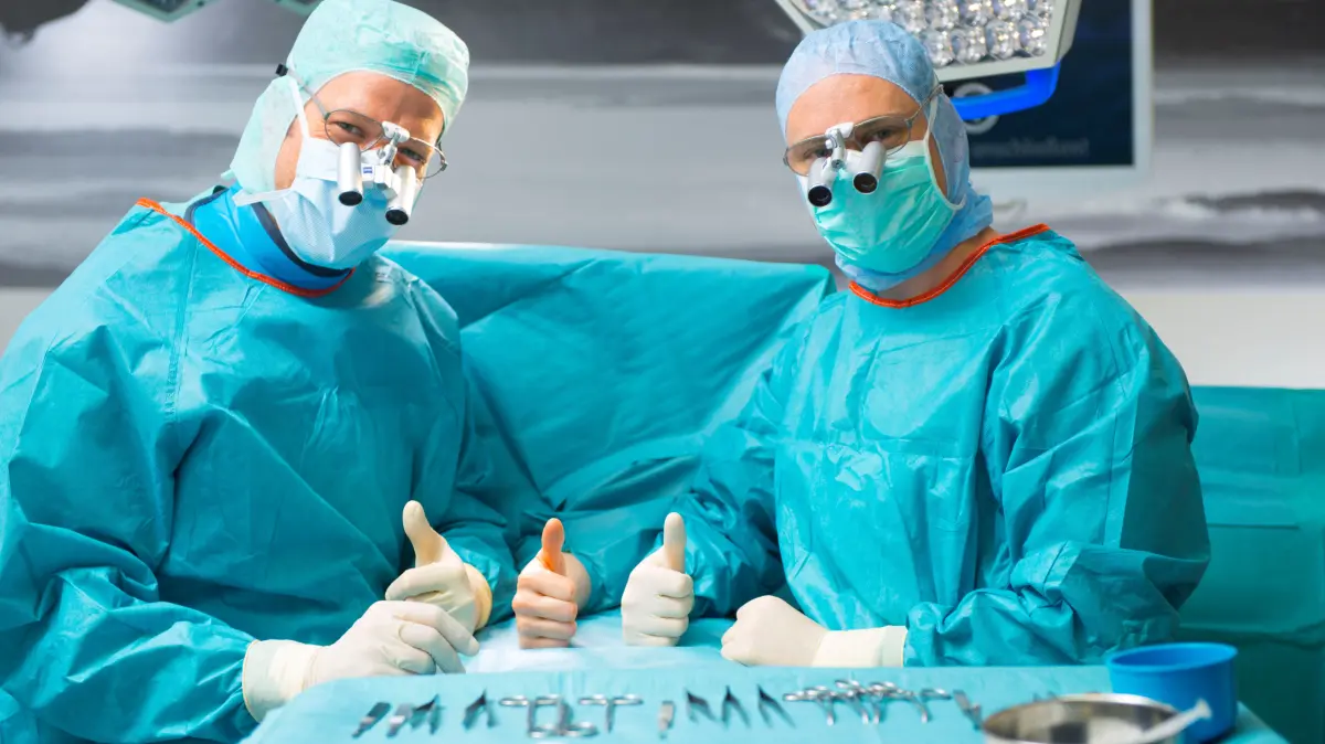Dr. Tobias Moeller und Dr. Simon Bauknecht im OP.