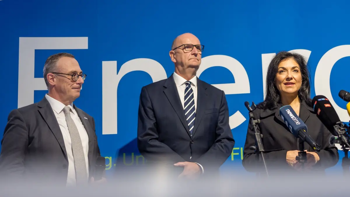 Bundeswirtschaftsministerin Reiche besucht Kraftwerk: ARCHIV - 04.08.2025, Brandenburg, Schwarze Pumpe: Adolf Roesch (l), Vorstandsvorsitzender der LEAG, Bundeswirtschaftsministerin Katherina Reiche (CDU) und Brandenburgs Ministerpräsident Dietmar Woidke (SPD) stehen bei einem Pressestatement im Braunkohlekraftwerk Schwarze Pumpe. (zu dpa: «Kritik aus Brandenburg an Kraftwerksplänen von Reiche») Foto: Frank Hammerschmidt/dpa +++ dpa-Bildfunk +++