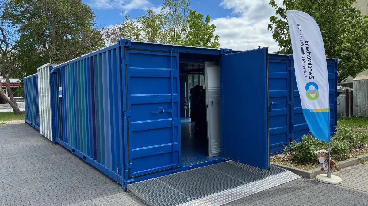 Diese blauen Container vor dem Altdöberner Ärztehaus in der Jauerschen Straße können künftig auch von innen besichtigt werden.