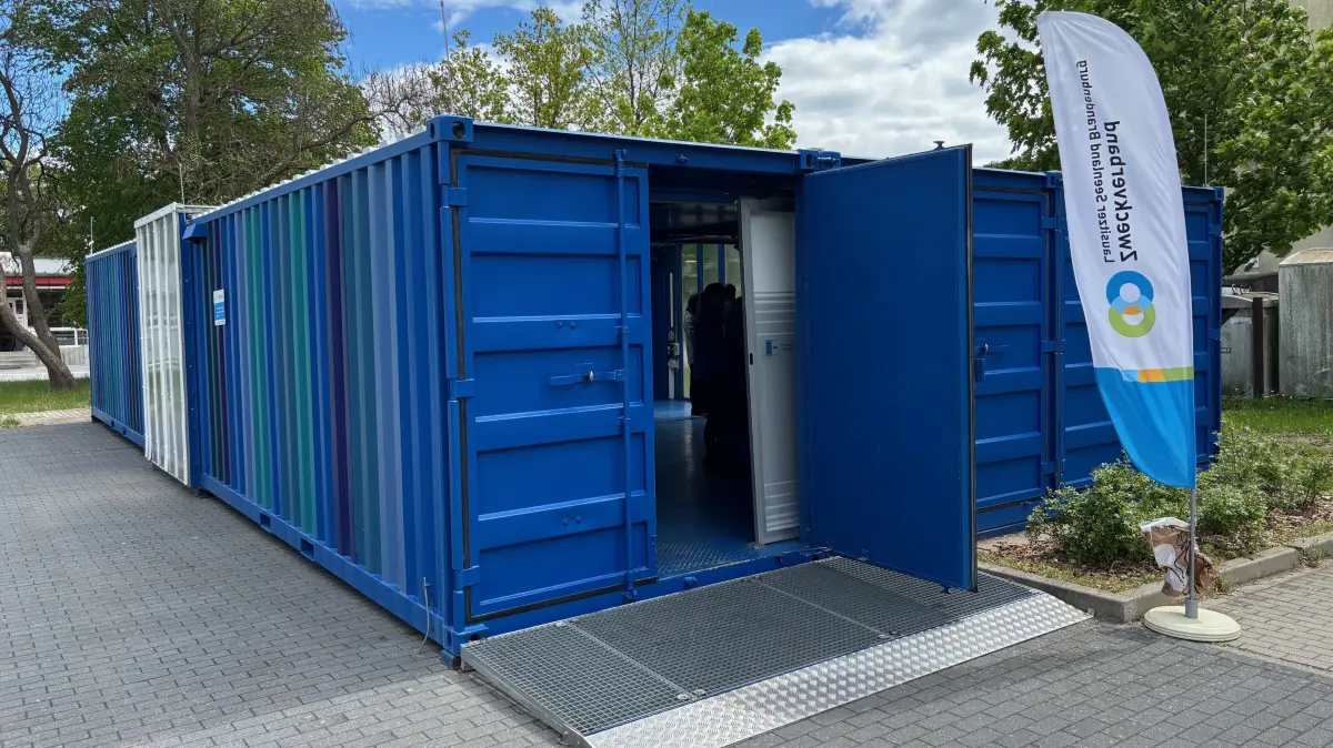 Diese blauen Container vor dem Altdöberner Ärztehaus in der Jauerschen Straße können künftig auch von innen besichtigt werden.