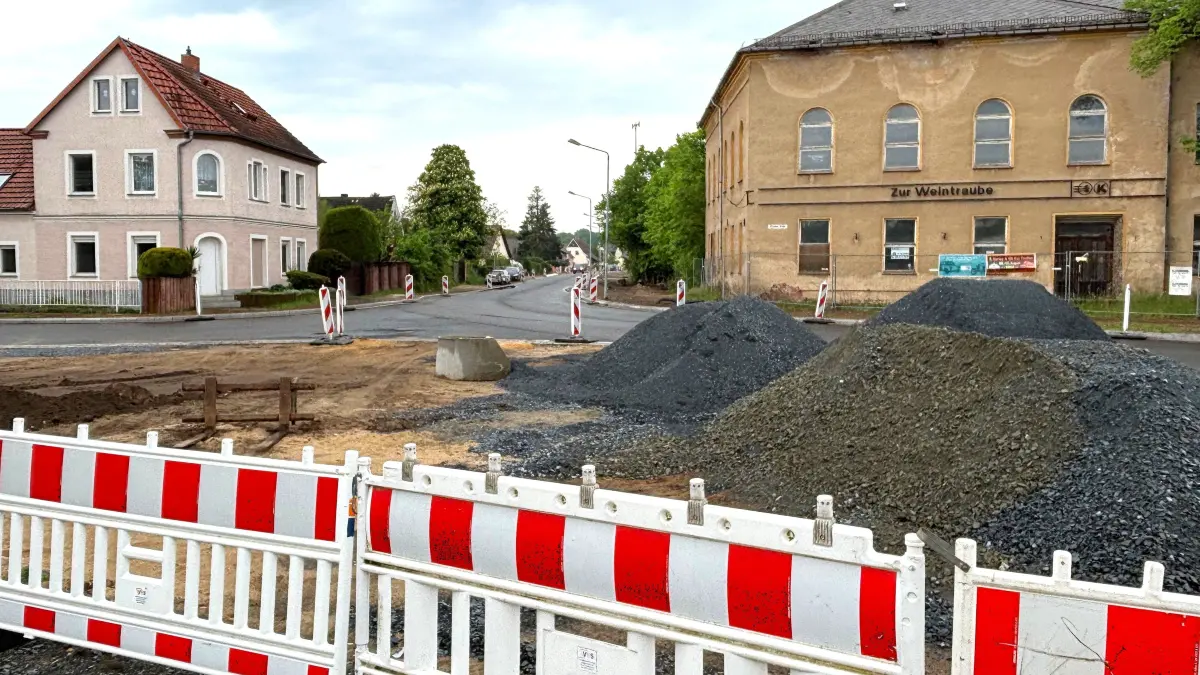 Die Großenhainer Straße in Elsterwerda-Krauschütz bleibt noch für Monate eine Baustelle.