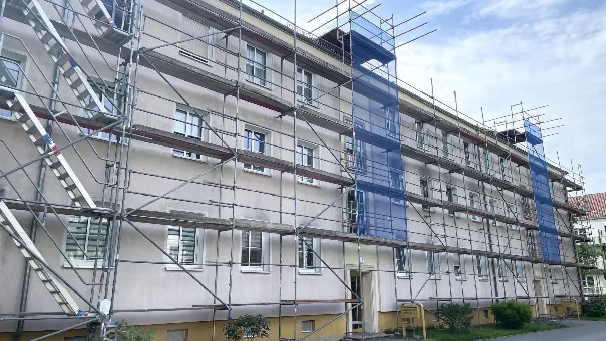 Am Wohnblock Zille-Straße 1 bis 3 in Hoyerswerda wird die Fassade saniert.