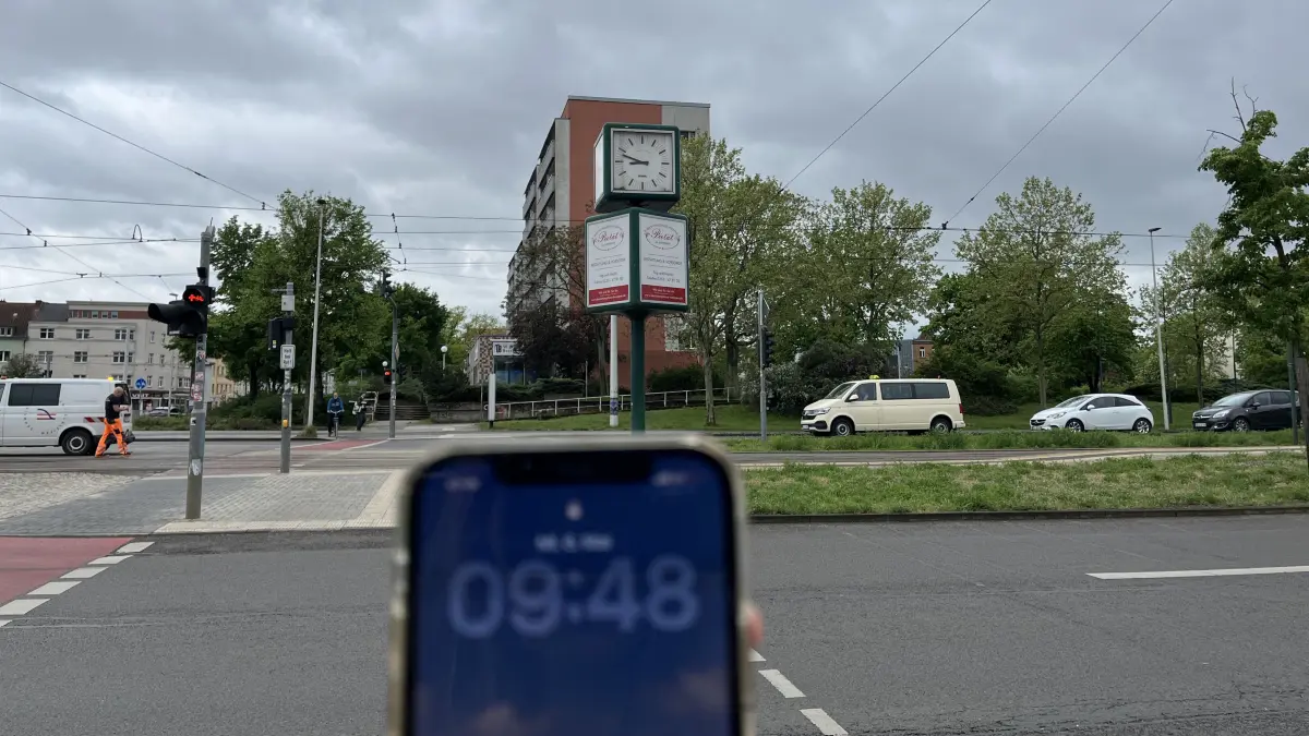 Die große Uhr an der Kreuzung Straße der Jugend/Stadtring ist immer noch im Winterschlaf. Wer stellt sie endlich um?