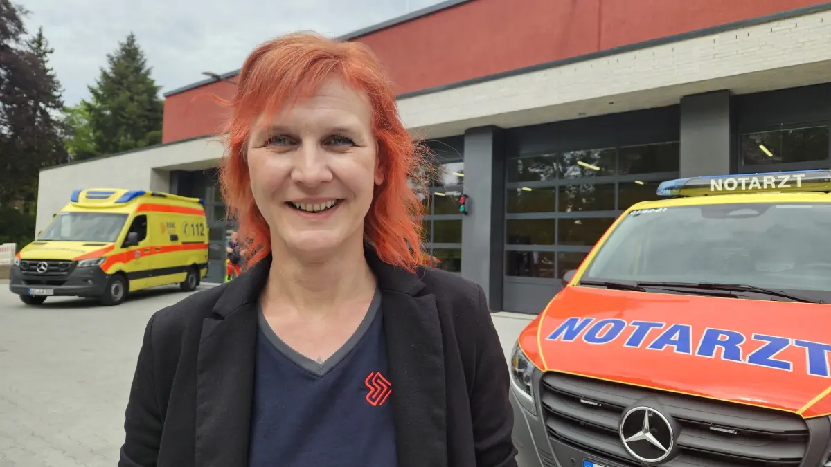 Wachleiterin Kathrin Feike vor der neuen Rettungswache in Lauchhammer-Ost. Die Bedingungen für das Team haben sich deutlich verbessert.