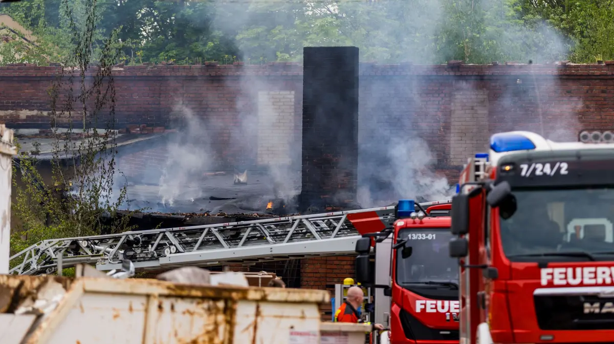 Brand in Neupetershain: Feuerwehleute löschen einen Brand auf einem Girmengelände in der Spremberger Straße.