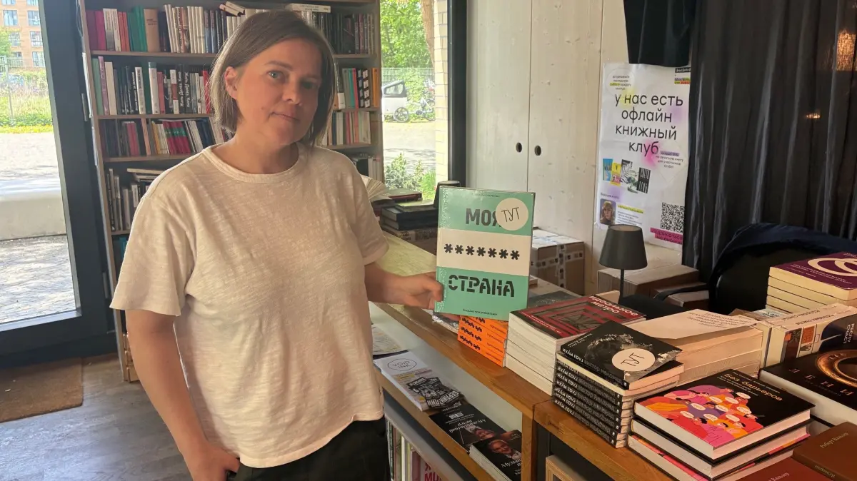 Natalia Smirnova verkauft in ihrem Buchladen „Babel Books Berlin“ Bücher, die in Russland verboten sind oder gar nicht erst verlegt werden.
