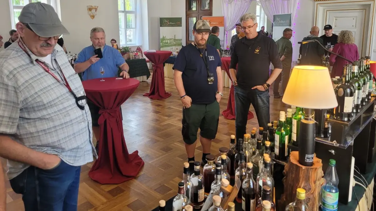 Besucher der Whiskymesse im vergangenen Jahr im Schloss Grochwitz in Herzberg/Elster (Archivbild). Auch 2026 können sich Gäste wieder auf neue Trends und besondere Abfüllungen freuen.