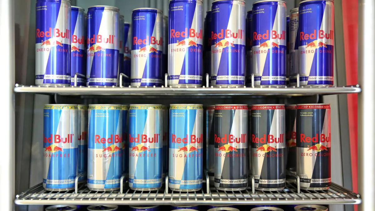 Ein Kühlschrank mit Getränkedosen von Red Bull steht im Presseraum in der Red Bull Akademie. (zu dpa: «Red Bull plant Dosen-Werk und entfacht neuen Wasser-Streit») +++ dpa-Bildfunk +++