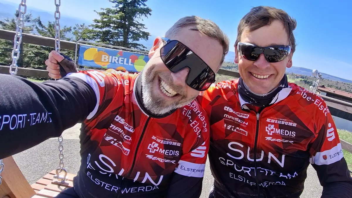 Die Testfahrt im Rennradsattel führte Mario Friedel (l.) und Tom Alsdorf aus Elsterwerda über die Berge nach Tschechien und wieder zurück. Und das an einem Tag.