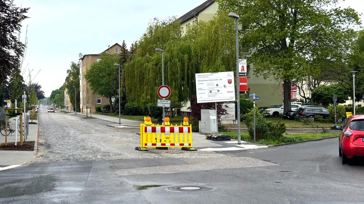 Die Sperrung in der August-Bebel-Straße in Elsterwerda hat die längste Zeit gestanden.