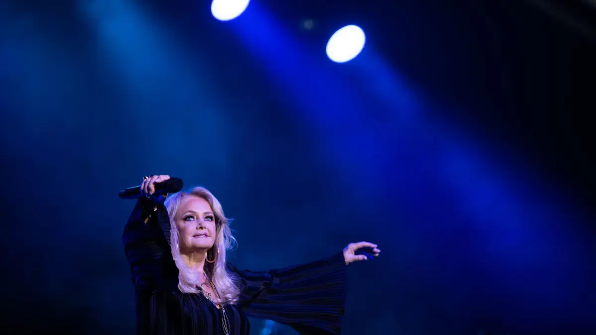 Bonnie Tyler: ARCHIV - 02.10.2023, Berlin: Die Sängerin Bonnie Tyler singt während eines Konzerts der Tour «40 Jahre Total Eclipse of the Heart» im Admiralspalast. (zu dpa: ««Total Eclipse Of The Heart»-Sängerin Tyler im Krankenhaus») Foto: Sebastian Gollnow/dpa +++ dpa-Bildfunk +++