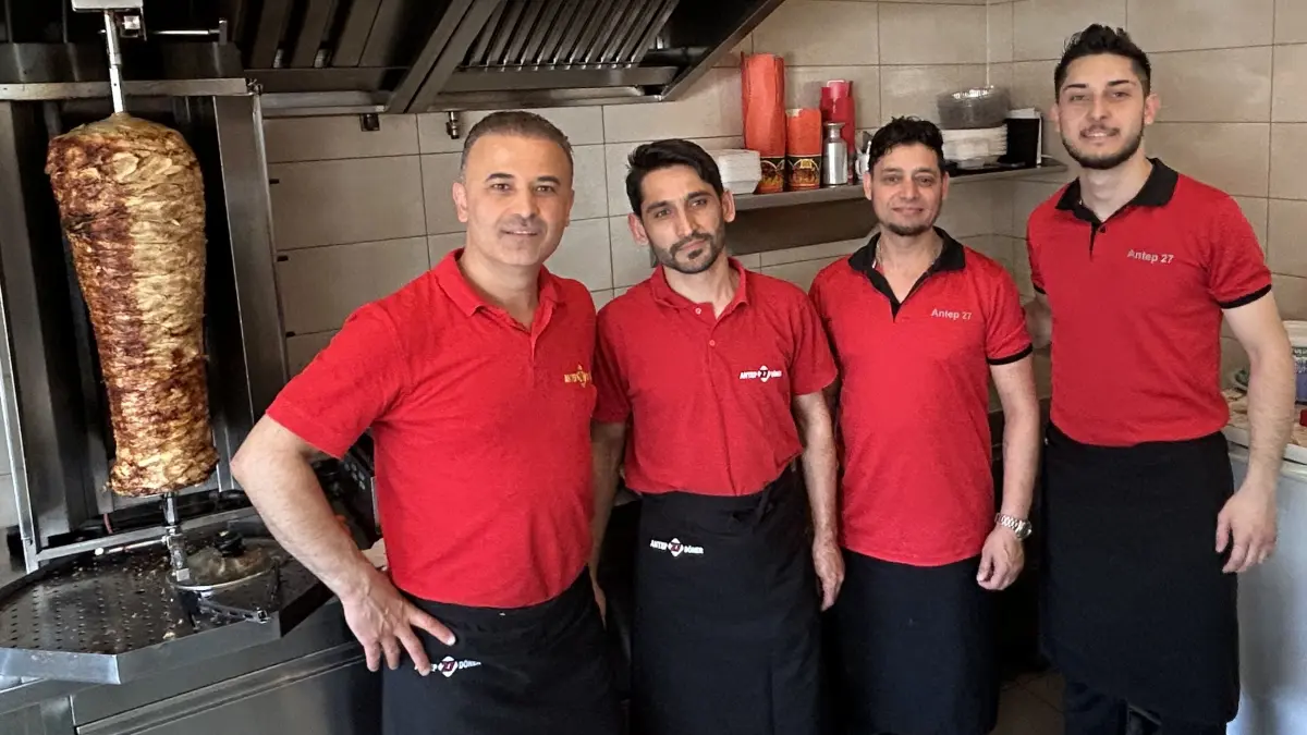 Mehmet Celik (links) vom Imbiss Antep 27 in Cottbus freut sich mit seinen Kollegen über den Sieg beim Dönertest der Lausitzer Rundschau.