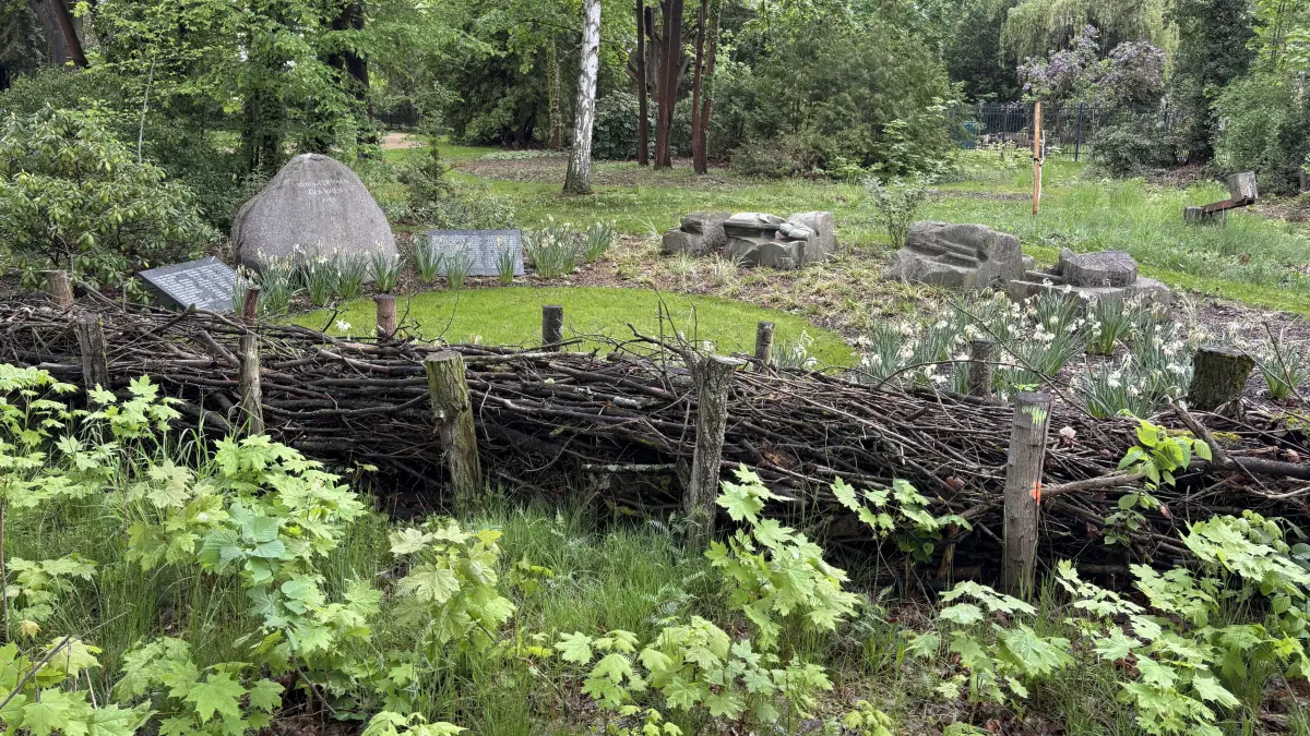 Der Skulpturenpark Alter Friedhof in Lübbenau ist in eine parkähnliche Anlage umgestaltet worden.