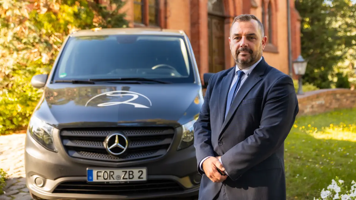 Christian Zobel hat einen ungewöhnlichen Karriereweg genommen. Mit 38 Jahren entschloss sich der Forster, vom Hotelmanager zum Bestatter umzusteigen. Wie kam es dazu?