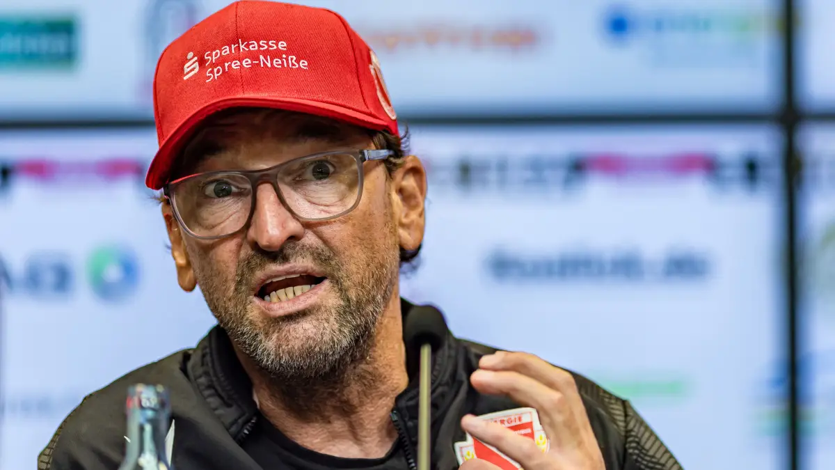 FC Energie Cottbus - Pressekonferenz: Trainer Claus-Dieter Wollitz von Energie Cottbus spricht bei der Pressekonferenz vor dem letzten Drittliga-Heimspiel der Saison gegen den SV Wehen Wiesbaden.