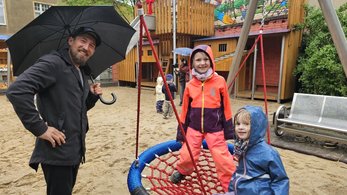 Den neuen Spielplatz im Zentrum von Cottbus finden die Kita-Kinder aus dem Familienhaus an der Spree auch bei Regen klasse. Der Cottbuser Künstler Dirk Hiekel hat das große Wandbild geschaffen, das über dem Spielareal prangt