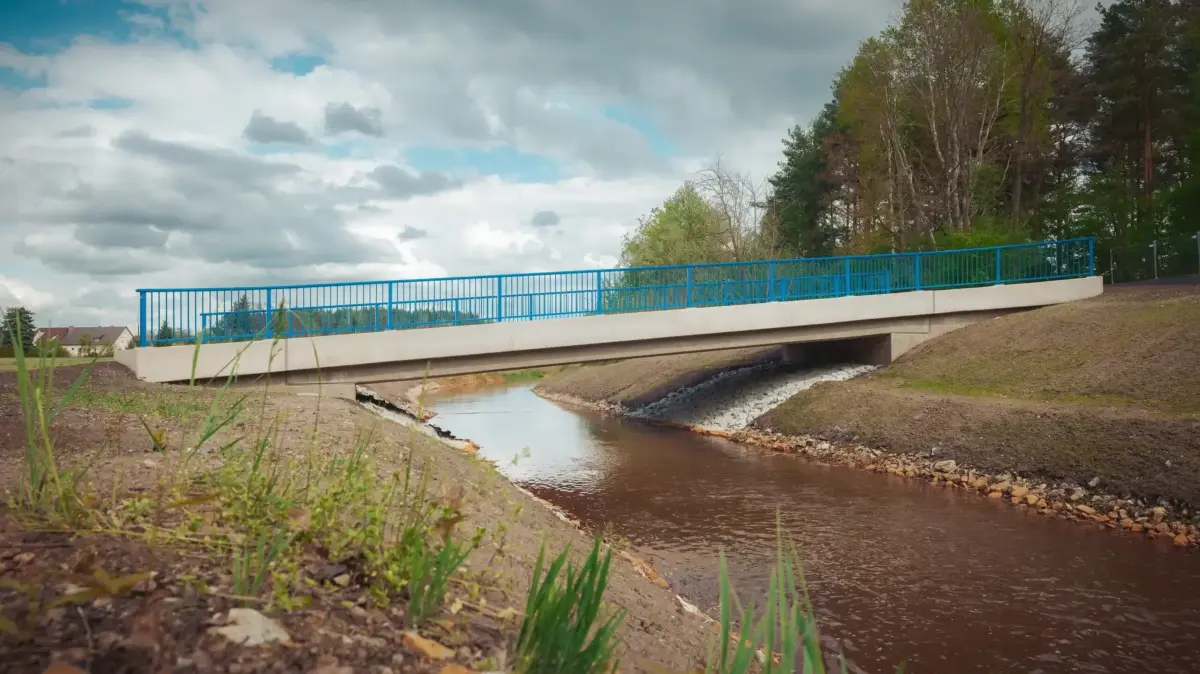 Das ist die neue Wirtschaftsbrücke über die Kleine Spree bei Burgneudorf (Landkreis Bautzen).